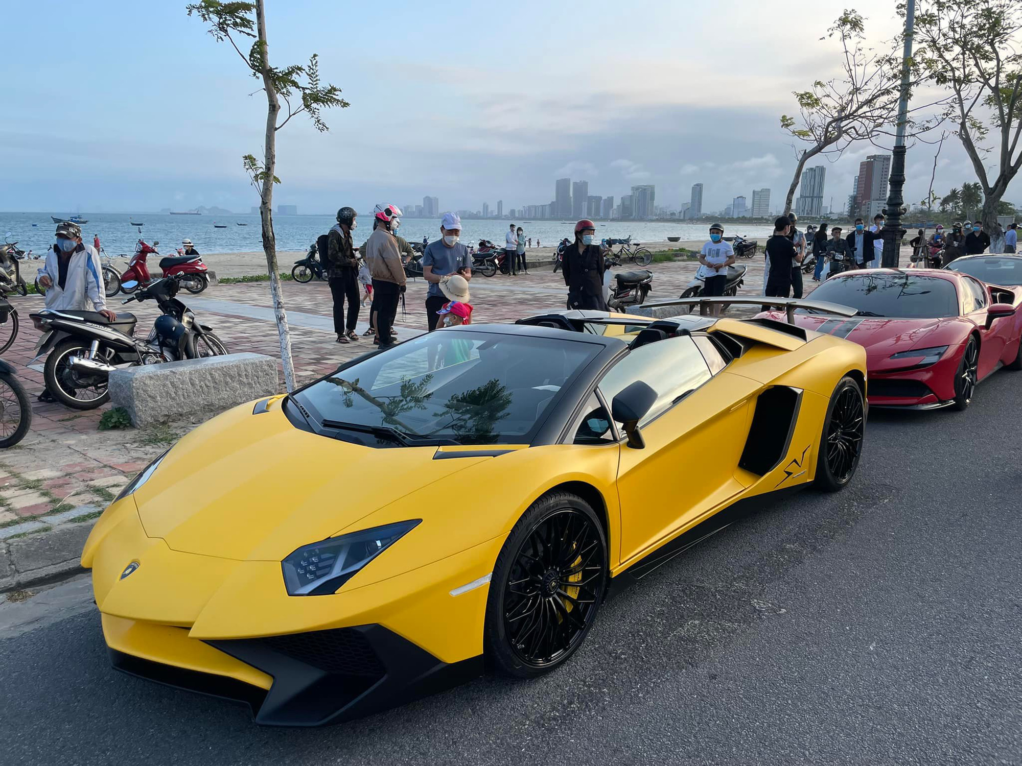 Vừa sắm Lamborghini Aventador SV Roadster đầu tiên Việt Nam, chủ xe chịu  chơi chi hẳn trăm triệu độ một chi tiết vàng óng dưới gầm xe