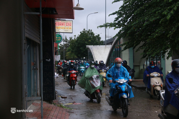 Hà Nội: Tắc đường nghiêm trọng, người dân vật vã đội mưa rét, nhích từng chút đi làm ngày cuối tuần - Ảnh 3.