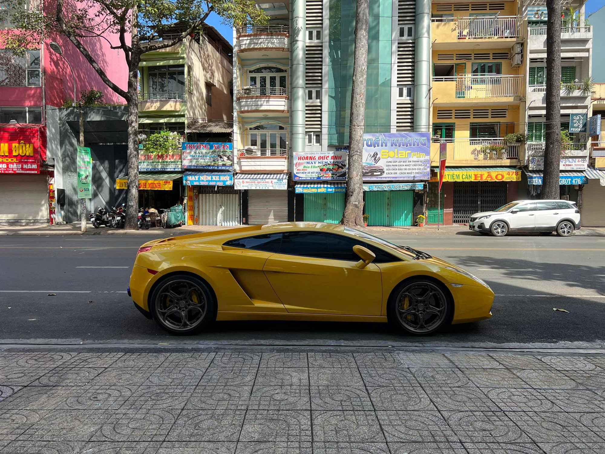 Rộ tin chủ tịch Đặng Lê Nguyên Vũ ngồi thử “bò già” Lamborghini Gallardo hàng hiếm tại Việt Nam - Ảnh 2.