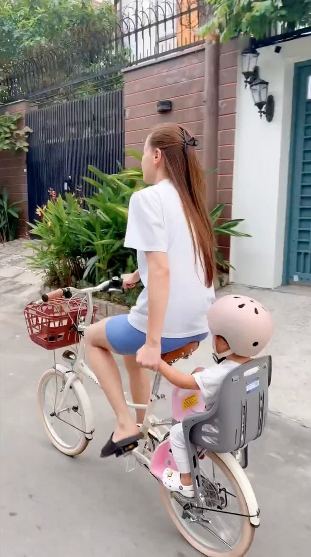 Hà Hồ - Kim Lý mới sắm “siêu xe” chở “cậu ấm cô chiêu” lượn phố: hàng Nhật Bản chất lượng cao, dễ dàng gấp gọn và nhét vừa cốp ô tô - Ảnh 2.