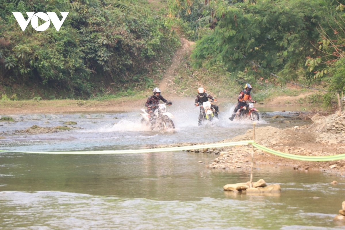 Sôi động Giải đua mô tô địa hình Việt Nam năm 2022 - Ảnh 1.