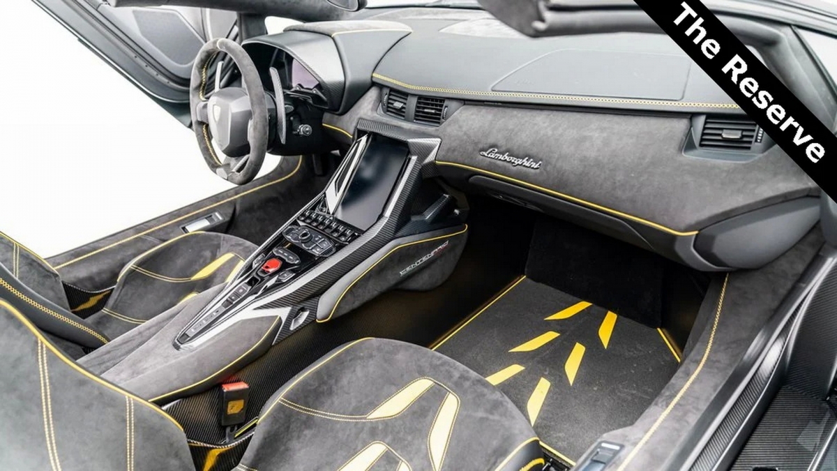 Rao bán siêu xe triệu đô - Lamborghini Centenario Roadster với thân vỏ bằng  sợi carbon