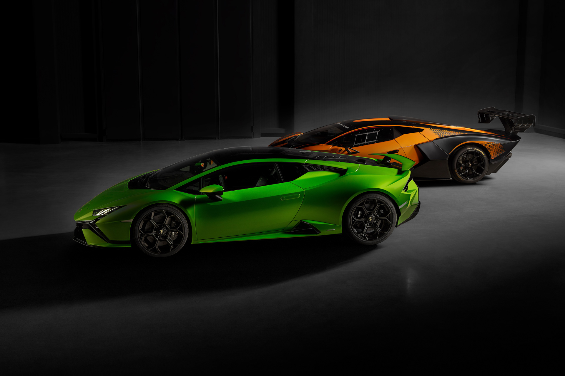 Bạn yêu thích các chiếc xe đỉnh cao thể thao và đầy tính năng? Lamborghini Huracan Tecnica là một trong những lựa chọn tuyệt vời dành cho bạn. Điều này đã được thể hiện qua những bức ảnh đẹp mắt về nó. Chừng nào bạn cũng muốn chiêm ngưỡng những hình ảnh độc đáo này thì hãy đến với chúng tôi.