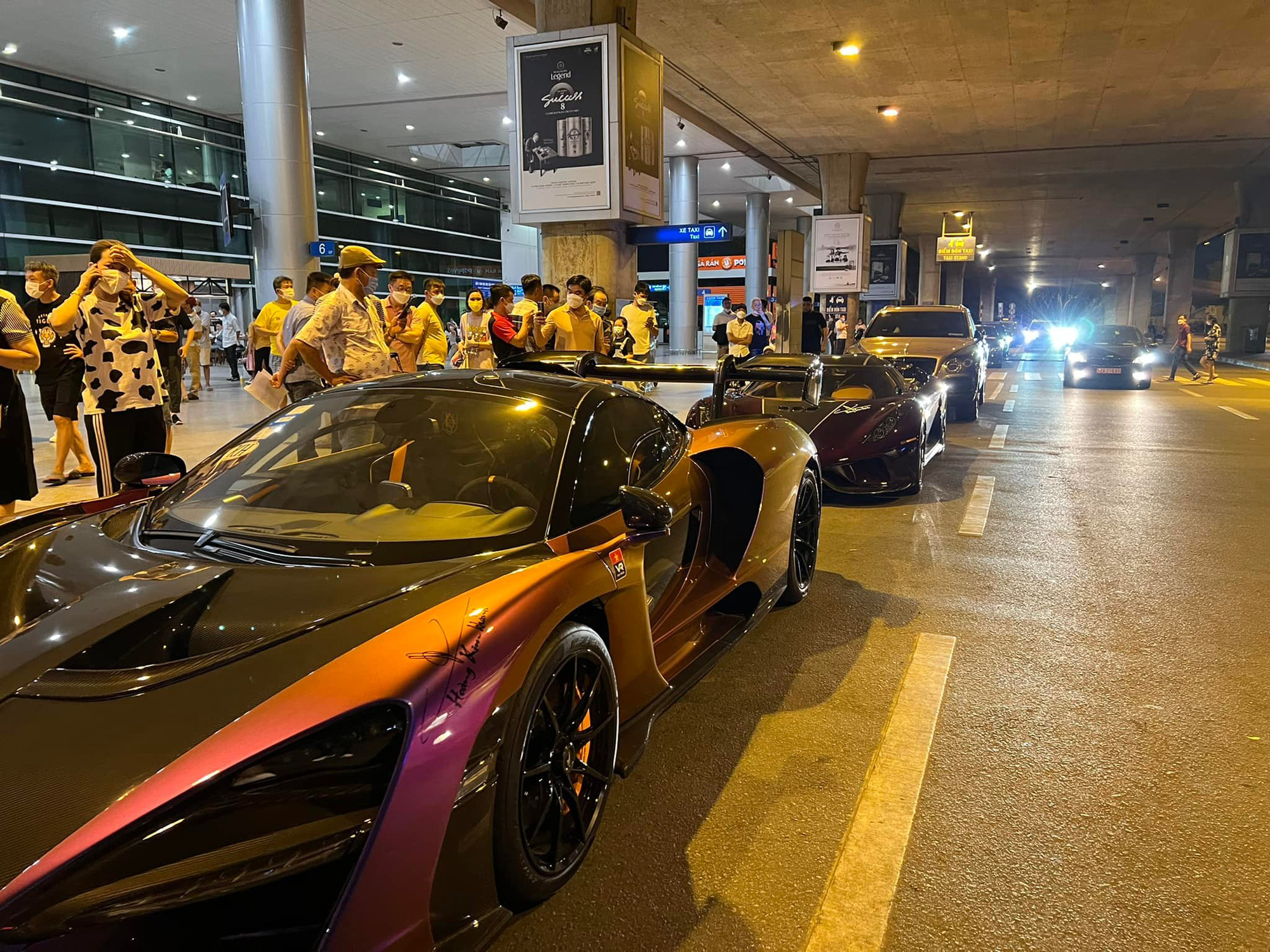 Đi đón bạn thân Long Trần về nước lần 2, đại gia Hoàng Kim Khánh kéo cả McLaren Senna lẫn Koenigsegg Regera khiến dân tình mê mẩn không rời mắt - Ảnh 1.