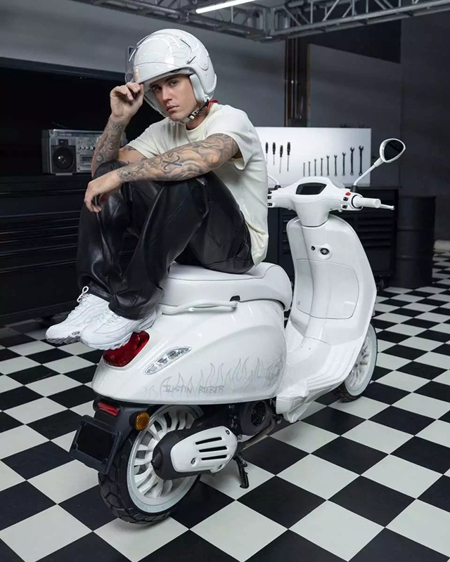 Phiên bản Dior còn chưa hết sốt, Vespa tiếp tục hợp tác làm xe máy cùng ngôi sao Justin Bieber - Ảnh 1.