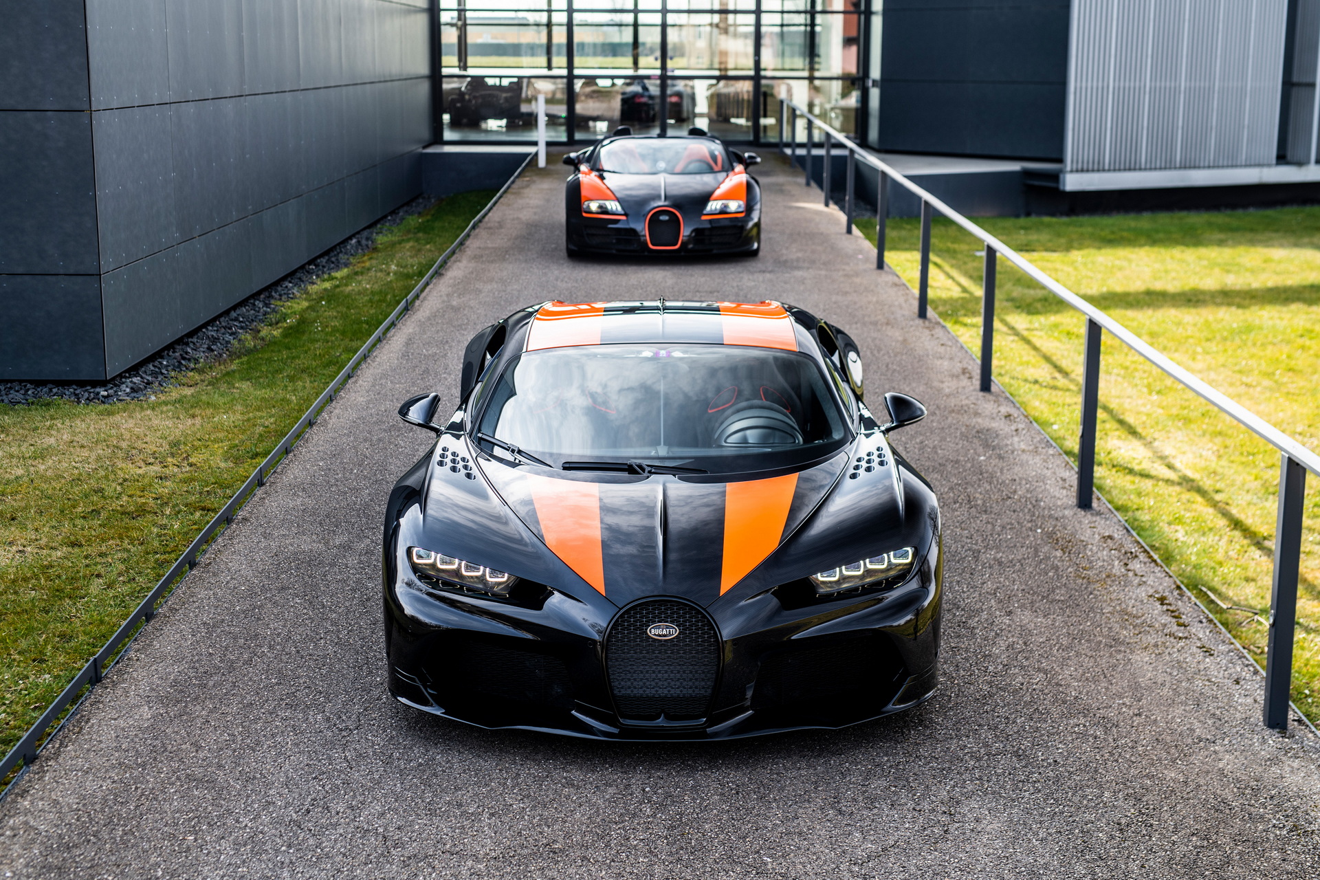 Ghé thăm nhà máy Bugatti, đại gia bí ẩn mua luôn 8 chiếc xe với giá quy đổi không dưới 150 tỷ đồng - Ảnh 3.
