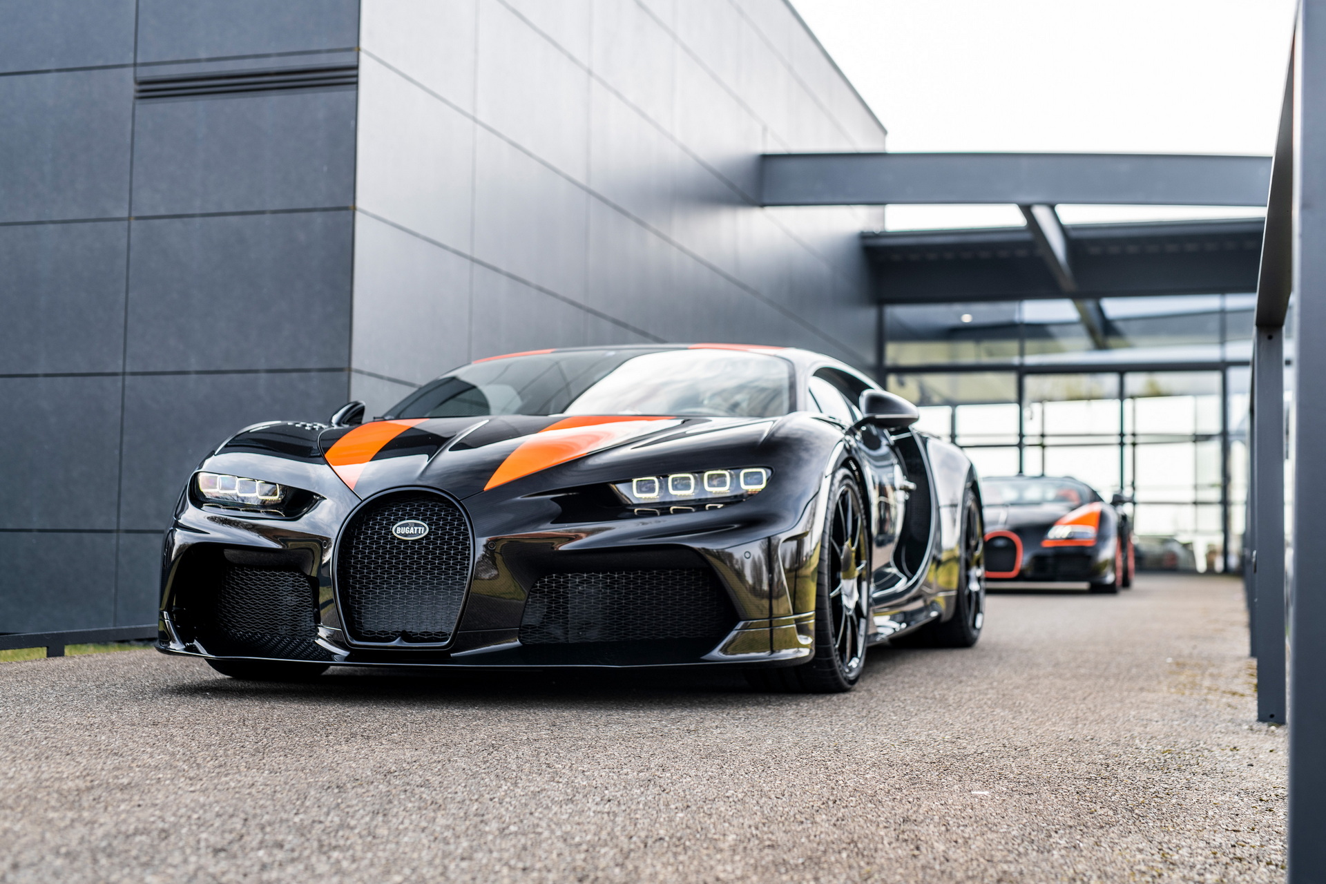 Ghé thăm nhà máy Bugatti, đại gia bí ẩn mua luôn 8 chiếc xe với giá quy đổi không dưới 150 tỷ đồng - Ảnh 2.