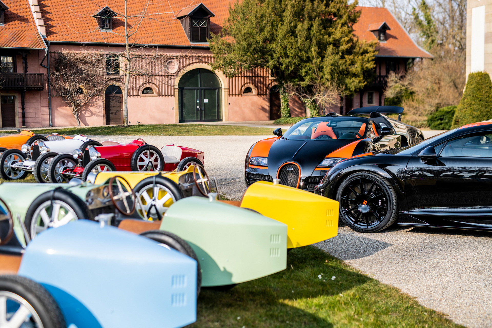 Ghé thăm nhà máy Bugatti, đại gia bí ẩn mua luôn 8 chiếc xe với giá quy đổi không dưới 150 tỷ đồng - Ảnh 1.