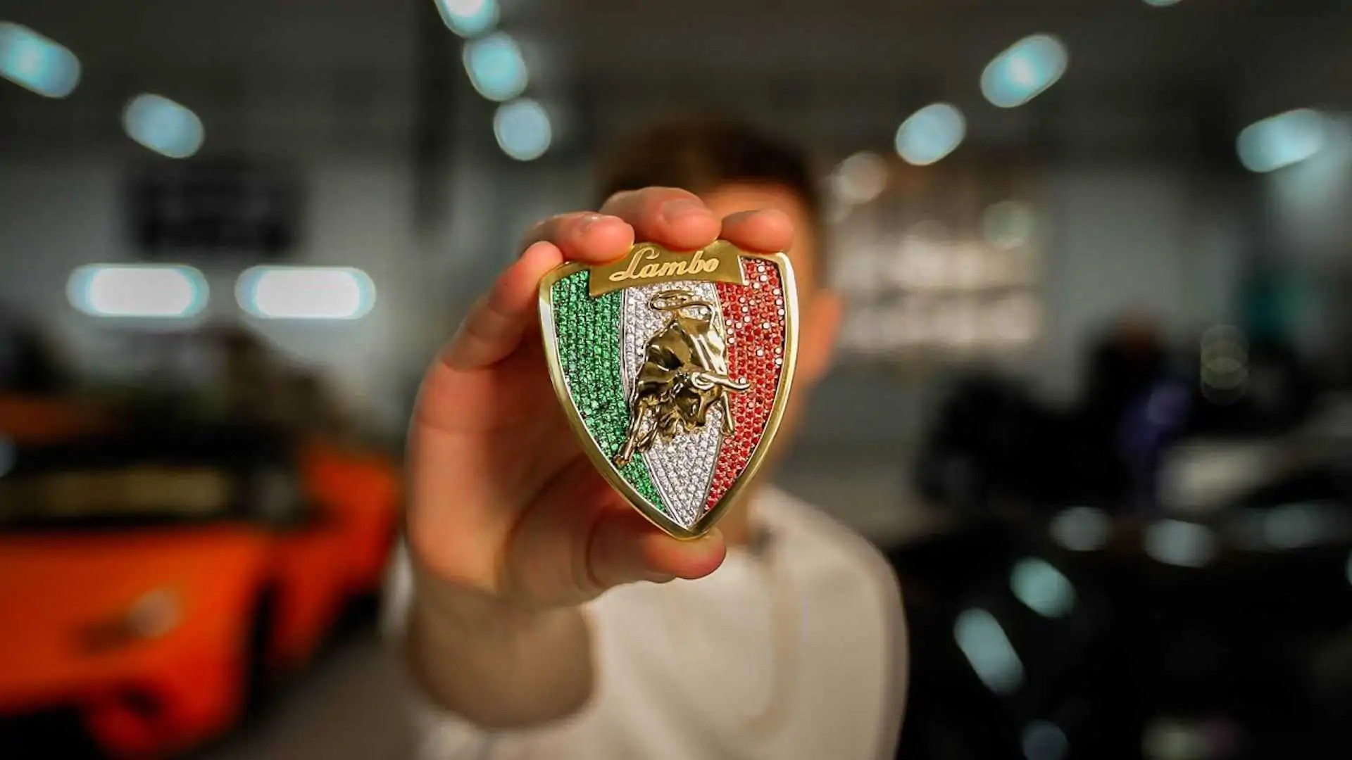 Dân chơi tự chế tác logo kim cương giá gần 1 tỷ đồng để gắn lên Lamborghini  Urus
