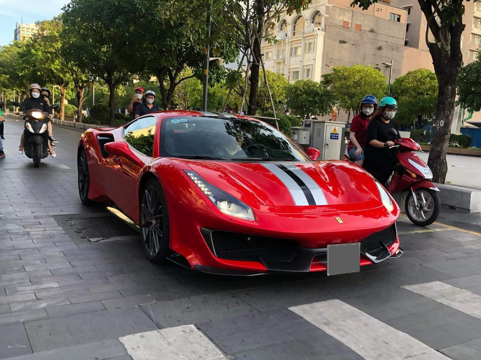 Siêu xe Ferrari 488 Pista Coupe độc nhất Việt Nam lộ diện lần đầu sau gần 1 năm về nước - Ảnh 1.