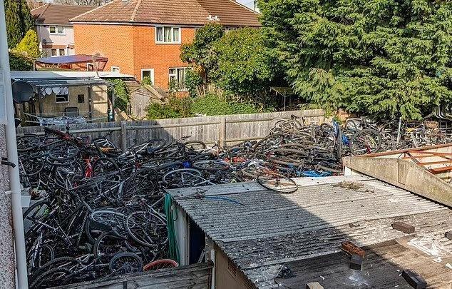 The strange thief kept more than 500 stolen bicycles in his garden - Photo 1.