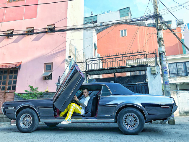 Tại Việt Nam, cuộc sống của rapper số 1 King Life không kém cạnh với bộ sưu tập xe cổ đính kim cương, đôi mặt tiền 28 tỷ - Ảnh 7.