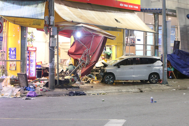   Crazy car crash into a bakery: The driver drank with his friends for 6 hours, ran out of about 4 cases of beer - Photo 1.