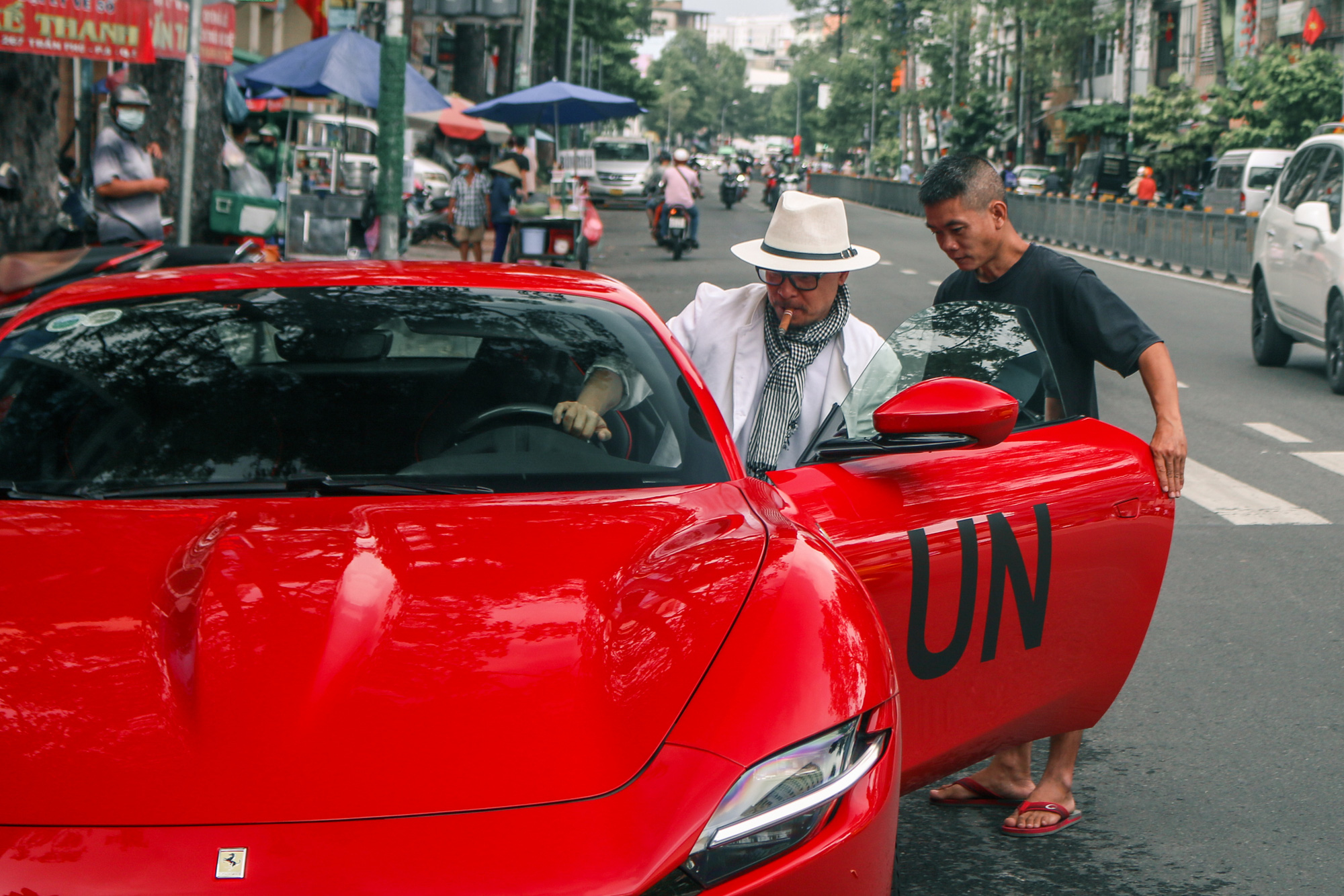 Ông Đặng Lê Nguyên Vũ lần đầu lý giải cụm chữ UN dán trên dàn xe khủng của Trung Nguyên, hé lộ hành trình sắp diễn ra - Ảnh 1.