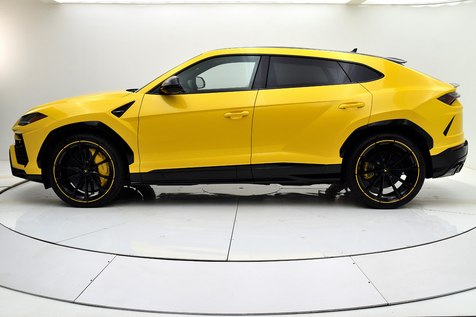 Lamborghini Urus độ độc quyền đầu tiên về Việt Nam - Lựa chọn mới cho giới nhà giàu không thích đụng hàng - Ảnh 4.