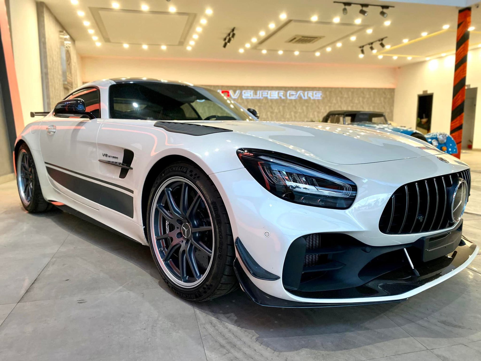 Cận cảnh Mercedes-AMG GT R Pro màu trắng độc nhất Việt Nam giống chiếc Minh Nhựa từng úp mở - Ảnh 3.