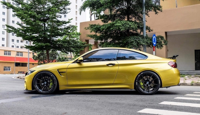 BMW M4 is still priced at 3.6 billion after 6 years of rolling: ODO 40,000 km, equipped from A to Z with many carbon fiber details - Photo 2.
