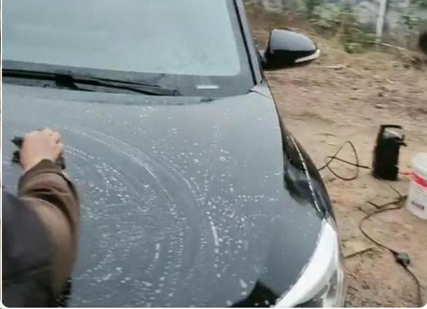 Seeing his mother-in-law enthusiastically wash the newly bought car to help him, the son-in-law came closer to his soul with what she held in her hand, the result made him cry - Photo 3.