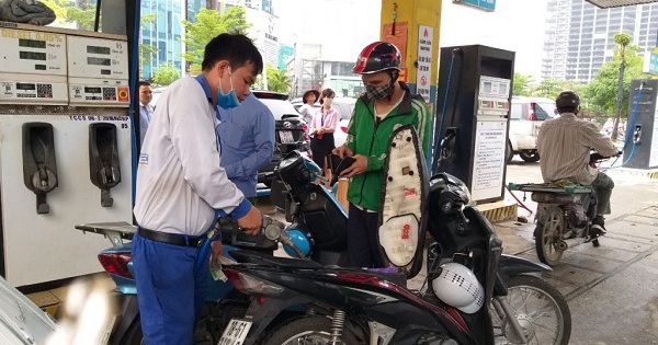 Gasoline prices rose to a record high of 30,650 VND/liter - Photo 1.