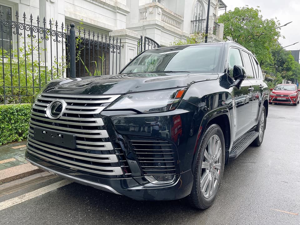 Lexus LX 600 Ultra Luxury nhập khẩu tư nhân đầu tiên về đại lý - Lựa chọn dành cho giới nhà giàu không thích chờ đợi - Ảnh 1.