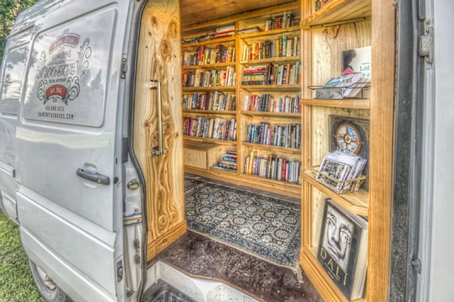 Trải nghiệm của người phụ nữ 70 tuổi tự lái xe tải đi du lịch kết hợp bán sách cũ khắp nước Mỹ - Ảnh 3.