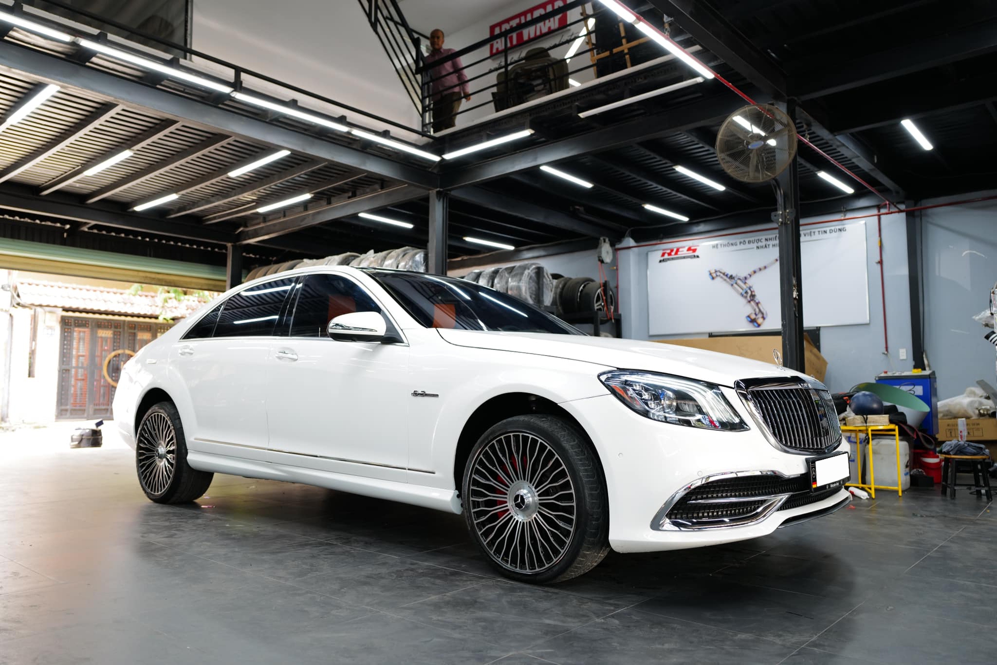 Mercedes-Benz S63 AMG lột xác thành Maybach S 450 với chi phí ngang ngửa một chiếc Kia Morning - Ảnh 5.