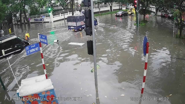 Mưa lớn, đường phố Hà Nội biến thành sông, ngập lút bánh xe - Ảnh 1.
