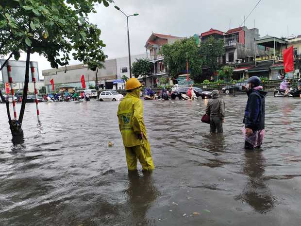 Mưa lớn, đường phố Hà Nội biến thành sông, ngập lút bánh xe - Ảnh 12.