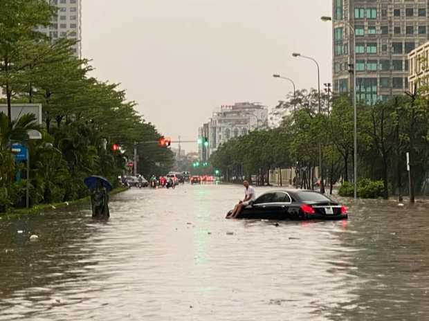 Mưa lớn, đường phố Hà Nội biến thành sông, ngập lút bánh xe - Ảnh 13.
