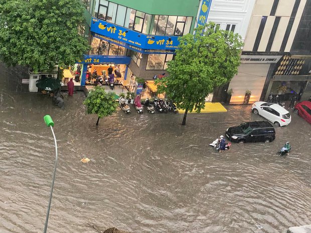 Mưa lớn, đường phố Hà Nội biến thành sông, ngập lút bánh xe - Ảnh 17.