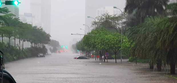 Mưa lớn, đường phố Hà Nội biến thành sông, ngập lút bánh xe - Ảnh 8.