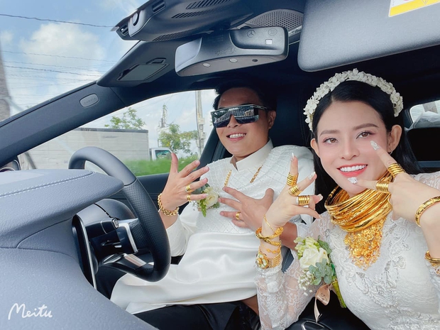 The bride received 30 gold trees on her wedding day, wearing a full face to attract attention: The mother-in-law gave her daughter-in-law a billion-dollar Mercedes car, the U80 grandmother sponsored a super surprise gift!  - Photo 2.