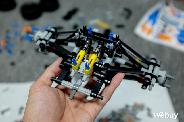 Lần đầu chơi LEGO 1432 mảnh: Mất 10 tiếng mới ghép xong, thành hình xe đua F1 McLaren chân thật từng chi tiết  - Ảnh 11.