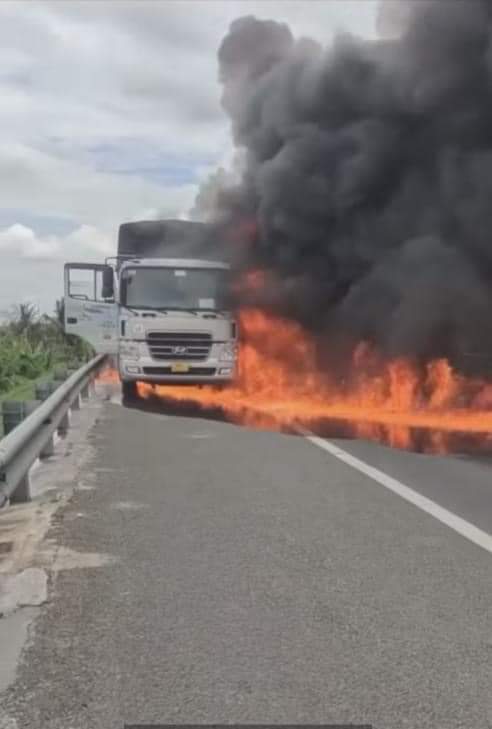 Xe chở nhớt cháy dữ dội trên cao tốc TPHCM – Trung Lương, cột khói cuồn cuộn hàng chục mét - Ảnh 2.