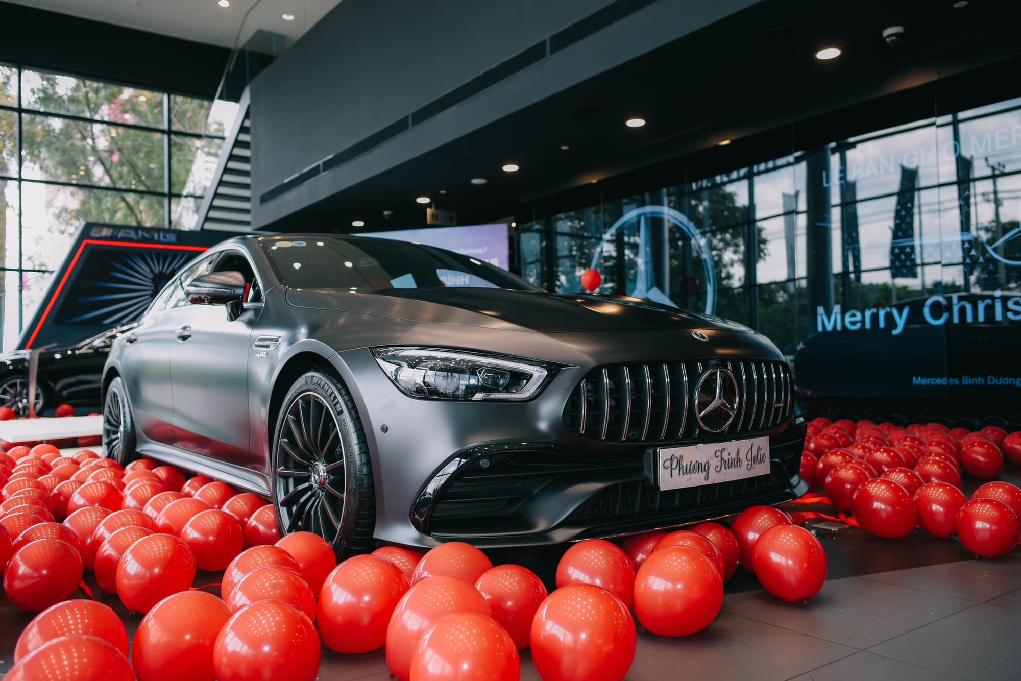 Chơi hàng hiếm chưa đủ, Phương Trinh Jolie và Lý Bình chi hàng trăm triệu độ Mercedes-AMG GT 53 với gói Brabus độc nhất Việt Nam - Ảnh 3.