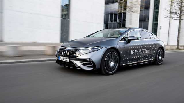 Mercedes forever top: This is the first car manufacturer to commercialize Level 3 self-driving technology - handling all situations of changing drivers at speeds below 60 km/h - Photo 1.
