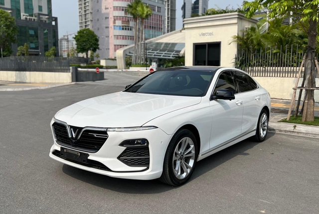 VinFast Lux A2.0 rolls at the lowest VND 761 million - Near-luxury cars take customers of even a C-size popular sedan - Photo 1.