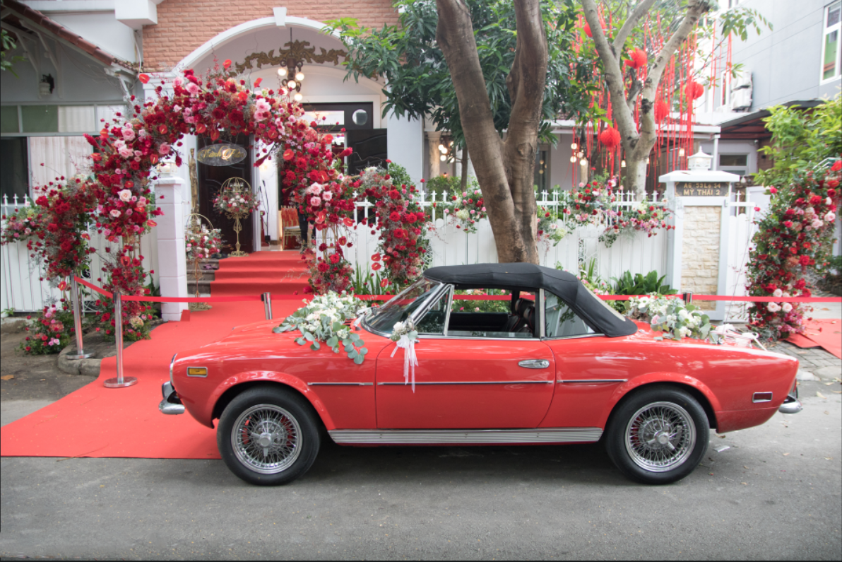 Xe cưới của Ngô Thanh Vân hoá ra là Fiat 124 Sport Spider mà Ông Cao Thắng từng cầm lái tới rước Đông Nhi 3 năm trước - Ảnh 3.