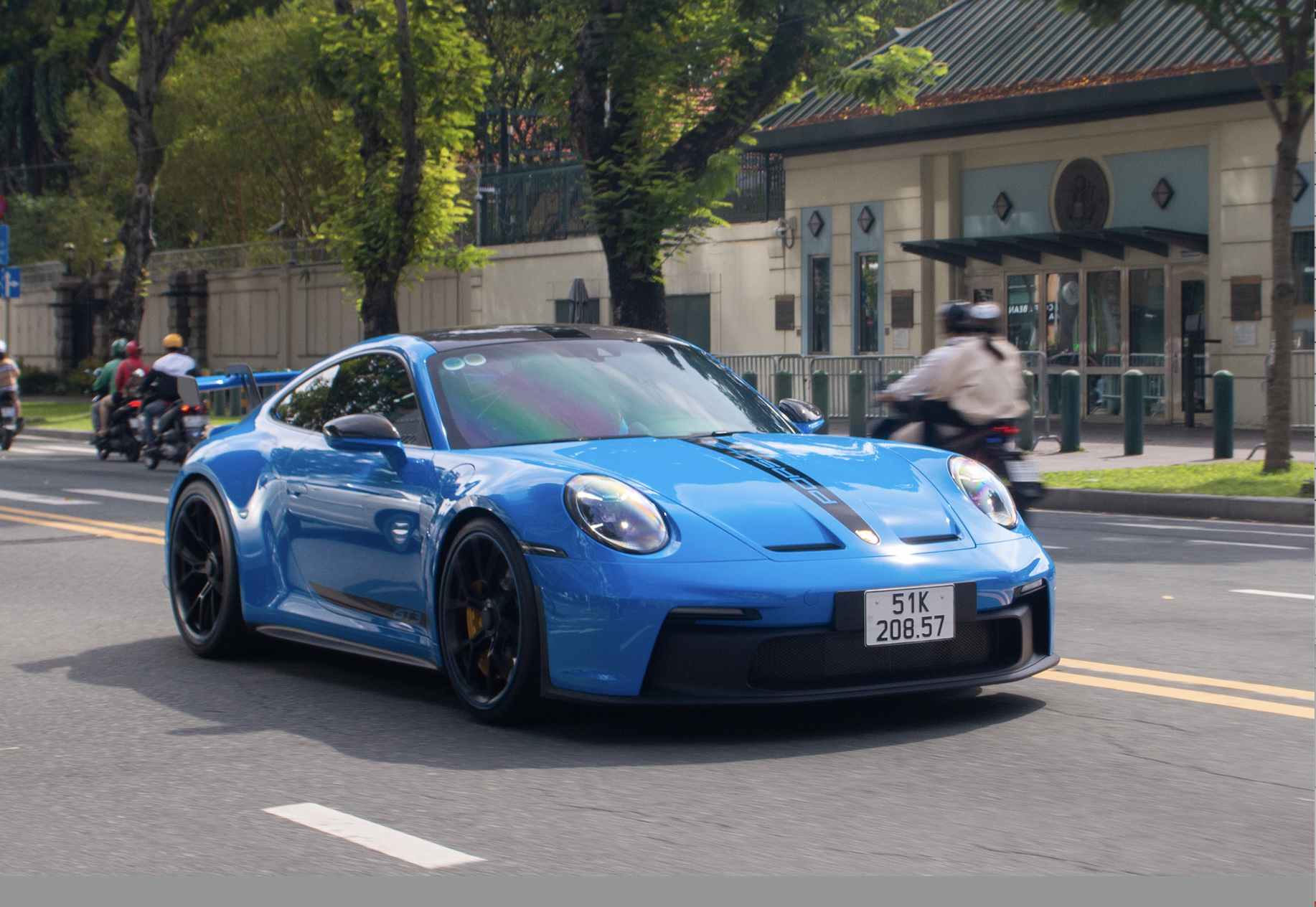 Nhận được tin nhắn từ vợ, doanh nhân Nguyễn Quốc Cường lập tức ngỏ ý tặng chiếc Porsche 911 GT3 vừa mua để xin sắm xe mới - Ảnh 2.