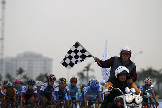 Đua xe đạp: Năm 2024, đua xe đạp trên đường phố đã trở thành một thói quen văn hóa và giải trí của người dân Việt Nam. Các buổi đổ xe, tập luyện và giải đấu trên đường phố tạo nên một không khí sôi nổi và động lực cho tất cả những ai yêu thích môn thể thao này. Những cung đường đua địa hình được xây dựng để đáp ứng mọi sở thích và khả năng.