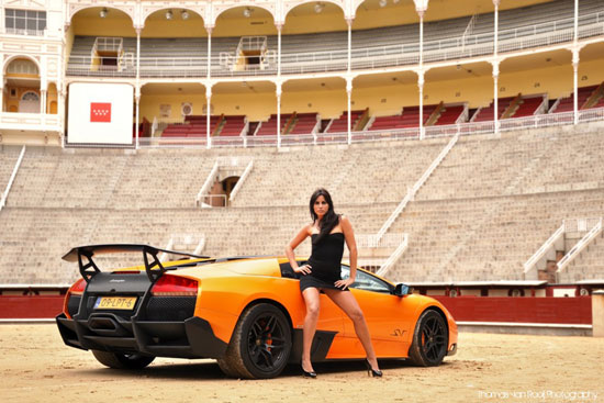 Lamborghini Murcielago thách thức người đẹp và võ sỹ đấu bò