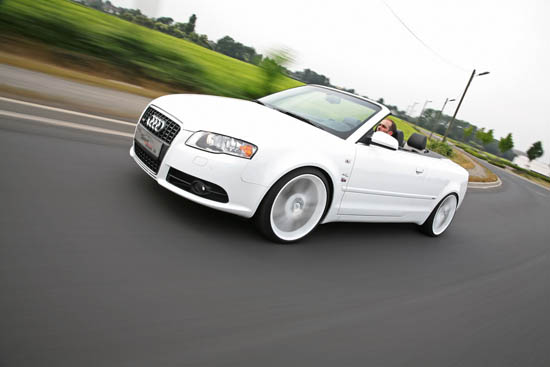 Bắt mắt với Audi A4 mui trần trắng muốt