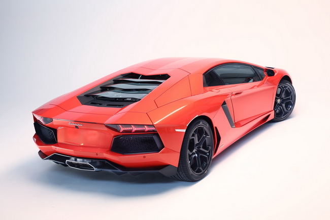 Lamborghini phát triển siêu xe bốn chỗ Aventador GT