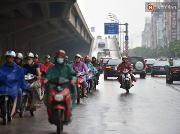 
Đường Nguyễn Xiển hướng đi Linh Đàm, nhiều xe máy bất chấp nguy hiểm đi ngược chiều chắn lối lên cao tốc vành đai 3.
