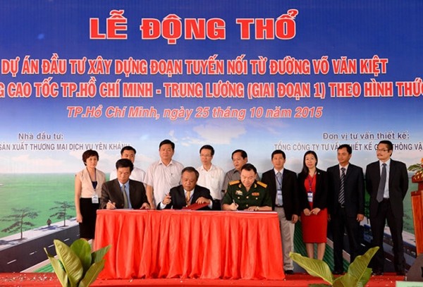 Nhà thầu ký kết văn bản hoàn thành xây dựng công trình đúng tiến độ. Ảnh: Hữu Khoa.