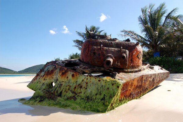 
Một chiếc xe tăng M4A3 Sherman của quân đội Mỹ trong Thế chiến II đang vươn mình trong nắng trên bờ biển Flamenco, Culebra, Puerto Rico.
