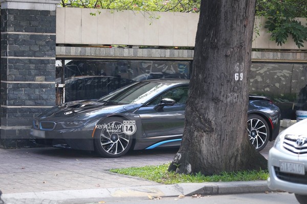 
Chiếc BMW i8 của đại gia Phan Thành đỗ bên ngoài nhà hàng. Ảnh: Kênh 14
