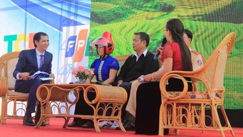 Chị Lò Thị Hiến một phụ nữ ở Sơn La có chồng mất vì tai nạn giao thông thử nghiệm mũ bảo hiểm mới tại ngày hội.