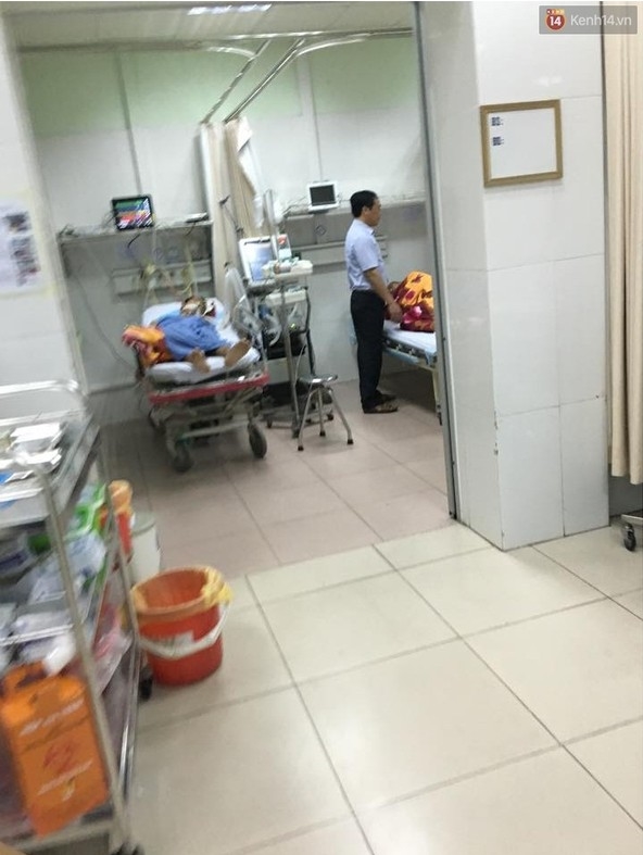 
Tài xế taxi đang được cấp cứu tại một bệnh viện trên địa bàn Hà Nội - (Ảnh: Định Nguyễn).
