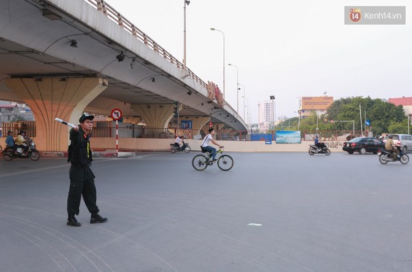 
Cảnh sát cơ động được tăng cường ở ngã tư Xuân Thủy - Hồ Tùng Mậu.
